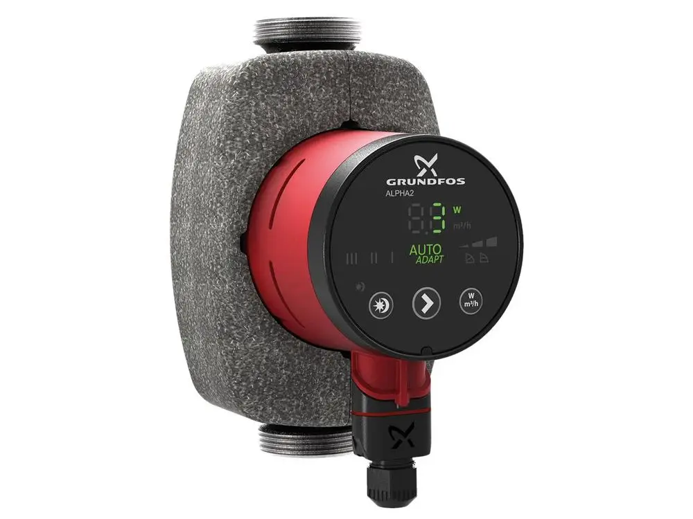 Rot-schwarze Umwälzpumpe von Grundfos mit digitalem Display, zeigt Leistung in Watt an, ausgestattet mit Dämmmaterial und beidseitigen Gewinden.